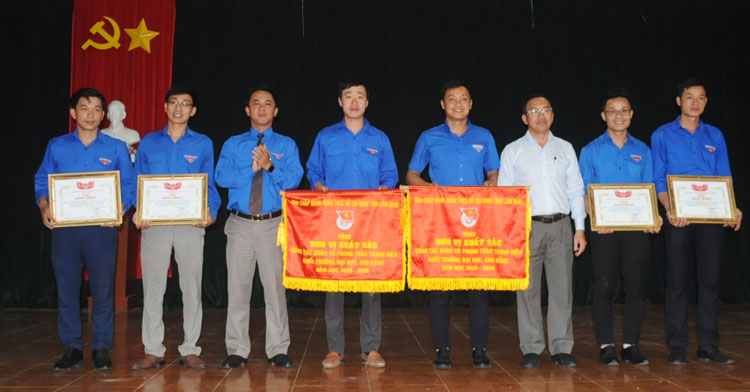 Ban Chấp hành Tỉnh đoàn Lâm Đồng tặng Cờ thi đua cho 2 đơn vị xuất sắc, tặng Bằng khen cho 3 đơn vị xuất sắc và 1 đơn vị tiên tiến trong công tác Đoàn và phong trào thanh niên khối các trường đại học, cao đẳng năm học 2019 - 2020