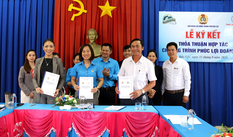 Liên đoàn Lao động TP Bảo Lộc ký kết hợp tác Chương trình "Phúc lợi đoàn viên công đoàn và người lao động" với các doanh nghiệp