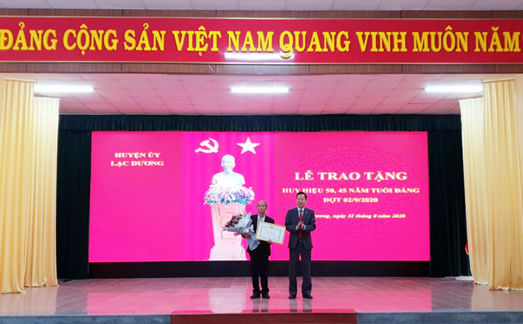 Đồng chí Phạm Triều - TUV, Bí thư Huyện ủy Lạc Dương trao Huy hiệu 50 năm tuổi Đảng
