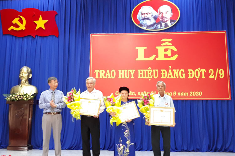 Đồng chí Ngô Xuân Hiển – Chủ tịch HĐND huyện Cát Tiên trao Huy hiệu cho các đảng viên