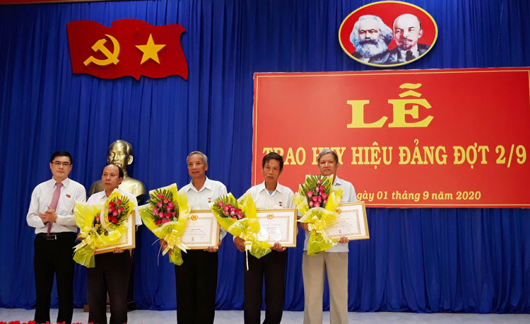Đồng chí Nguyễn Khắc Bình – Bí thư Huyện ủy Cát Tiên trao Huy hiệu cho các đảng viên