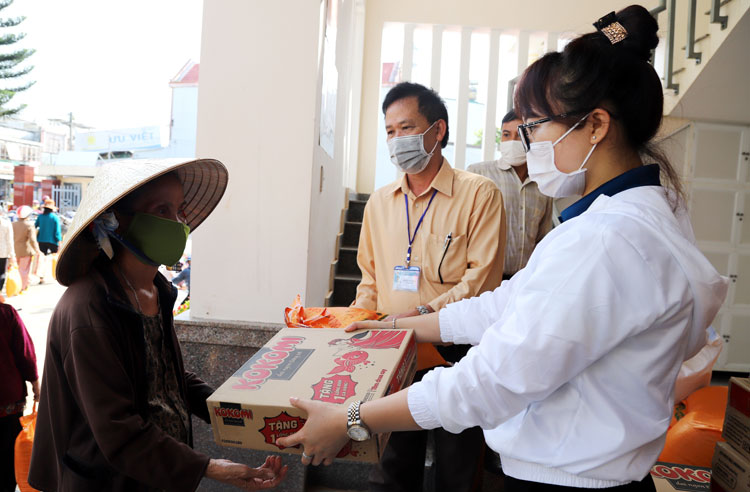 Nhóm Trăng Khuyết tặng quà cho người có hoàn cảnh khó khăn trên địa bàn xã Lộc Châu (TP Bảo Lộc) 