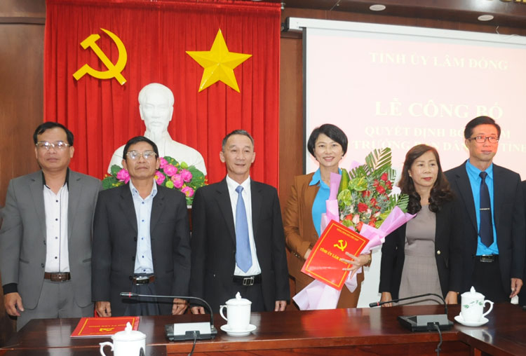 Trao Quyết định bổ nhiệm chức danh Phó Trưởng Ban Dân vận Tỉnh ủy cho đồng chí Phạm Thị Phúc
