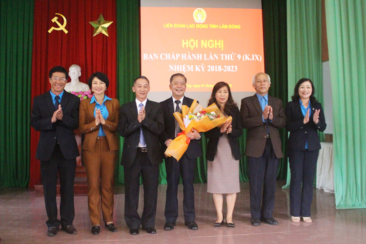 Đồng chí Trần Văn Hiệp - Phó Bí thư Tỉnh ủy, trao hoa chúc mừng tân Chỉ tịch Liên đoàn Lao động tỉnh