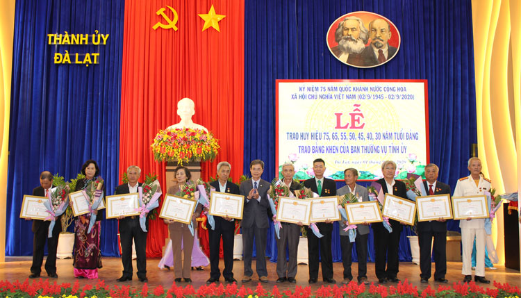 UVBTV Tỉnh ủy- Bí thư Thành ủy Đà Lạt Trần Duy Hùng trao huy hiệu đảng cho các đảng viên