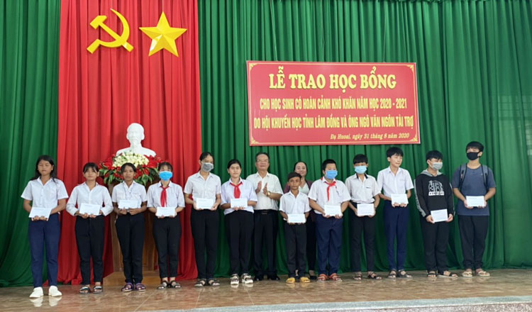 Trao tặng học bổng cho học sinh có hoàn cảnh khó khăn huyện Đạ Huoai