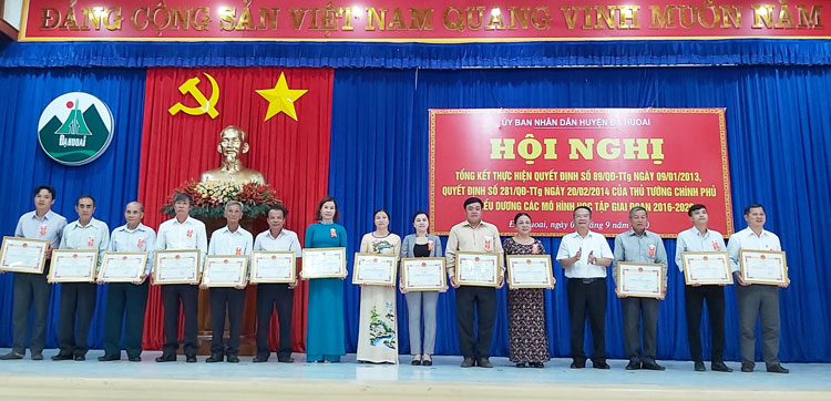 Nhà giáo ưu tú Nguyễn Xuân Ngọc trao giấy khen cho các mô hình học tập tiêu biểu huyện Đạ Huoai giai đoạn 2016 - 2020
