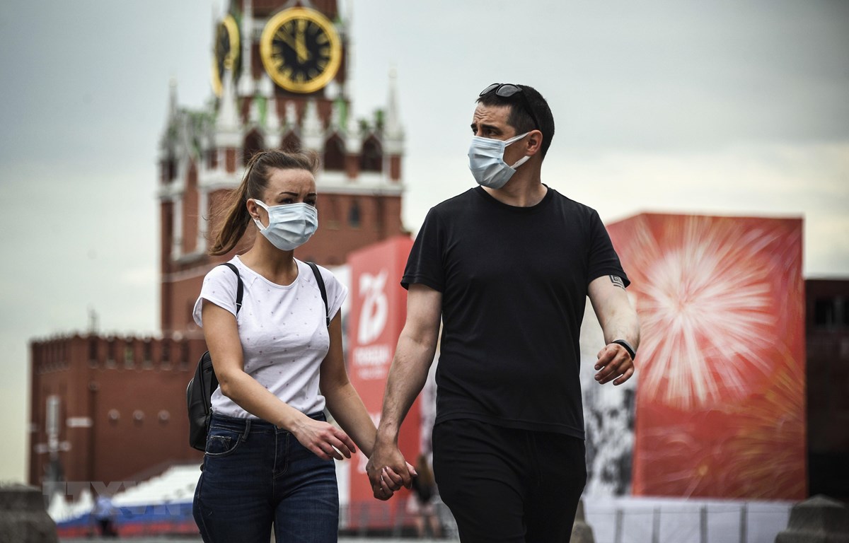 Người dân đeo khẩu trang phòng dịch COVID-19 tại Moskva, Nga ngày 15/6/2020