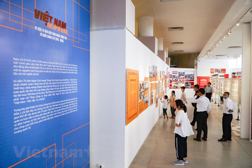 Nhằm kỷ niệm 75 năm ngày Ngày Cách mạng Tháng Tám thành công (19/8/1945-19/8/2020) và Ngày Quốc khánh (2/9/1945-2/9/2020),  Bảo tàng Hồ Chí Minh phối hợp Tổng công ty Bưu điện Việt Nam tổ chức khai mạc trưng bày chuyên đề Việt Nam-Độc lập, tự cường