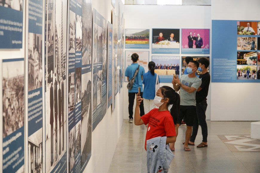 Đoàn khách thích thú tham quan những bức ảnh tài liệu vô cùng quý giá và hào hùng của một thời kháng chiến gian lao của dân tộc