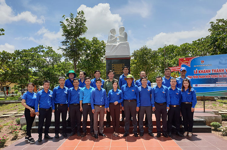 Tuổi trẻ Lâm Đồng trước Công trình Thanh niên “Tượng đài Bác Hồ với chiến sỹ biên phòng” tại Đồn Biên phòng Bo Heng