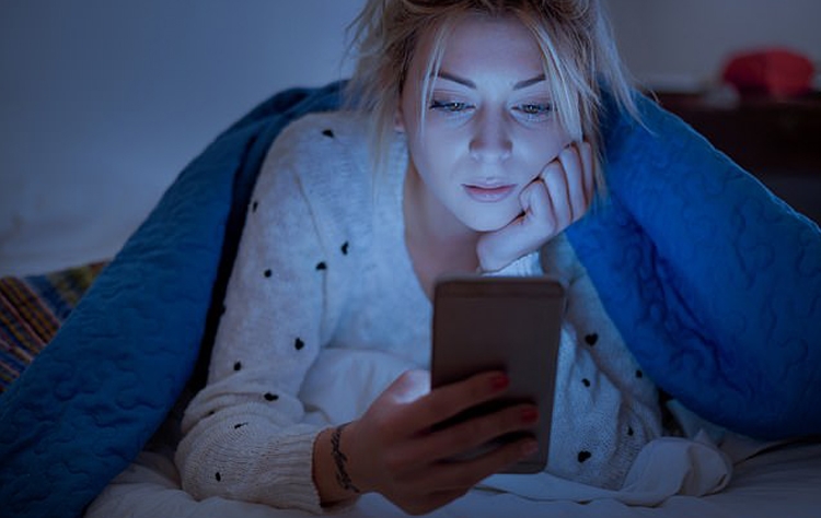 Ánh sáng xanh từ màn hình điện thoại, máy tính có tác động xấu tới da mặt người sủ dụng