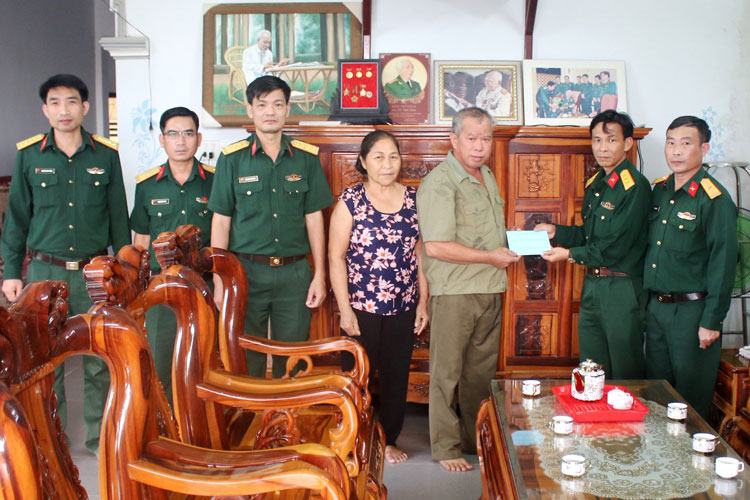 Thượng tá Nguyễn Thanh Quảng - Phó Chủ nhiệm Chính trị Bộ Chỉ huy Quân sự tỉnh Lâm Đồng thừa ủy quyền trao tặng quà của Quân ủy Trung ương và Bộ Quốc phòng cho thân nhân gia đình cụ Tô Đình Cắm