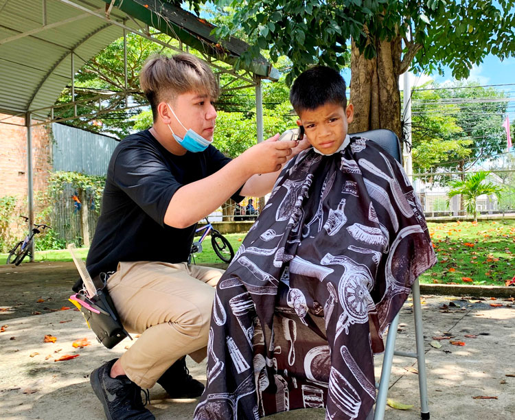 Thành Đoàn Bảo Lộc khởi động chương trình cắt tóc miễn phí