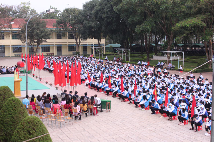 Thầy và trò Trường THPT Bảo Lâm chào đón năm học mới