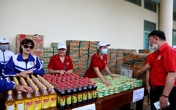 Bảo Lộc tổ chức phiên chợ Nhân đạo cho 420 người khó khăn