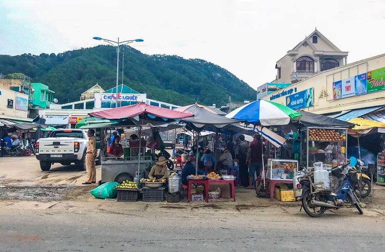 Người dân buôn bán lấn hành lang an toàn đường bộ QL20, đoạn trên địa bàn xã Ninh Gia, huyện Đức Trọng