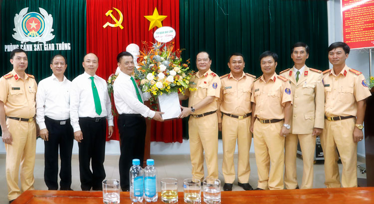 Lãnh đạo Cục CSGT và lãnh đạo Phòng CSGT Công an Lâm Đồng chụp hình lưu niệm với các doanh nghiệp tham gia buổi tọa đàm