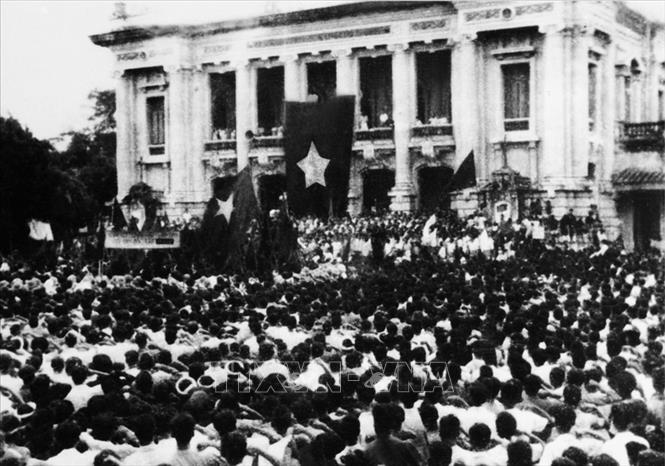 Sáng 19/8/1945, hàng chục vạn người dân ở Hà Nội và các tỉnh lân cận theo các ngả đường kéo về quảng trường Nhà hát lớn Hà Nội dự cuộc mít tinh lớn chưa từng có của quần chúng cách mạng, hưởng ứng cuộc Tổng khởi nghĩa giành chính quyền. Ảnh: Tư liệu TTXVN