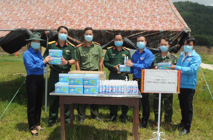 Trao khẩu trang và nước sát khuẩn cho Trung tâm Huấn luyện Ban Chỉ huy Quân sự huyện Đơn Dương