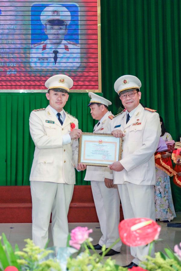 Giám đốc Công an tỉnh trao Giấy khen cho đồng chí Hoàng Nguyễn Việt Tiến có thành tích xuất sắc trong phong trào “Vì an ninh Tổ quốc”