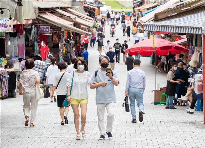 Người dân đeo khẩu trang phòng lây nhiễm COVID-19 tại Seoul, Hàn Quốc, ngày 1/9/2020