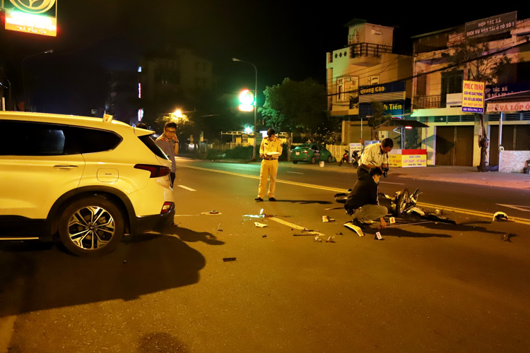 Xe máy tông vào ô tô đang qua đường, 3 người bị thương nặng phải nhập viện