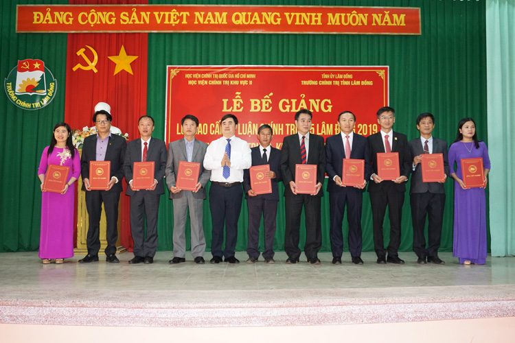 Lãnh đạo Học viện Chính trị khu vực II trao Bằng tốt nghiệp cho các học viên
