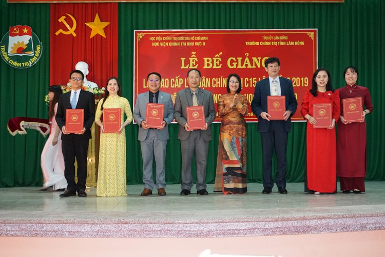 Đồng chí Nguyễn Thị Nhạn - Phó Trưởng ban Thường trực Ban Tổ chức Tỉnh ủy trao Bằng tốt nghiệp cho các học viên