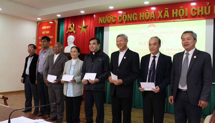 Lãnh đạo Ủy ban MTTQ Việt Nam tỉnh và Ban Dân vận Tỉnh ủy tặng quà động viên Đoàn đại biểu đi dự hội nghị thi đua “Biểu dương người tốt việc tốt trong đồng bào Công giáo Việt Nam” lần thứ V (2015 – 2020)