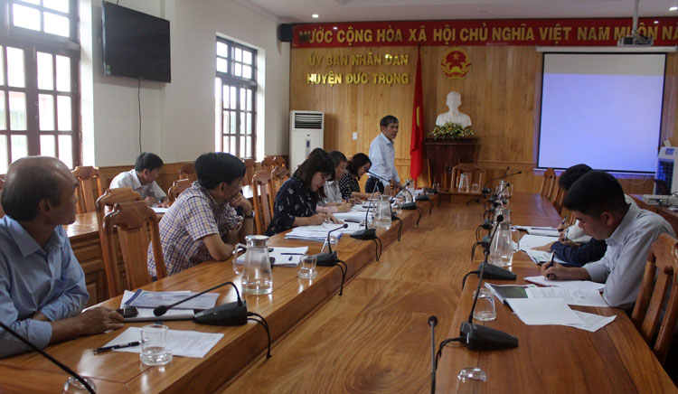 Đồng chí Nguyễn Văn Cường – Phó Bí thư Huyện ủy, Chủ tịch UBND huyện Đức Trọng, chủ trì cuộc họp