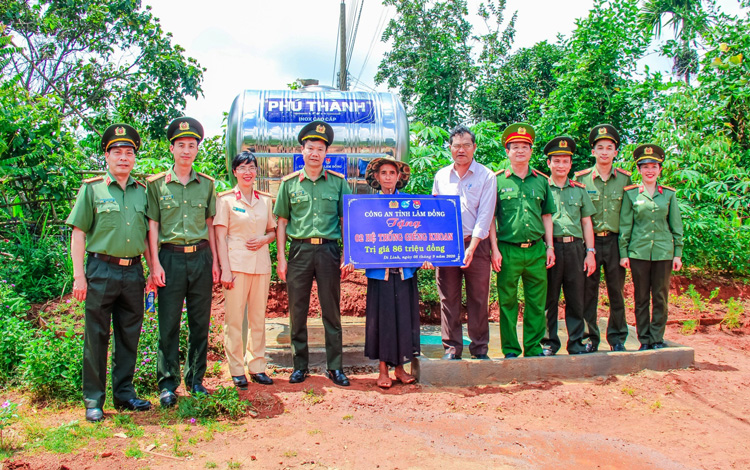 Công an Lâm Đồng trao tặng hệ thống giếng khoan cho người dân thôn Đạ Hong (xã Gia Bắc)