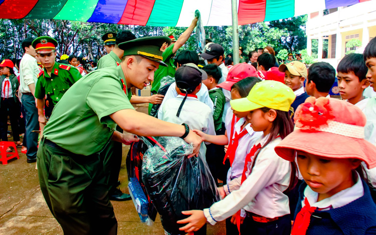 Cán bộ, chiến sĩ Công an Lâm Đồng tặng quà cho học sinh khó khăn xã Gia Bắc