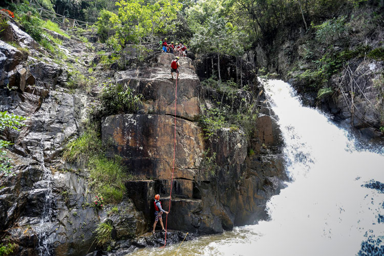 Thử thách vượt thác Datanla (Datanla Canyoning) được xem là cung đường vượt thác hấp dẫn và hồi hộp nhất ở Việt Nam. Bởi, thác Datanla có lượng nước dồi dào, chảy qua nhiều ghềnh đá với độ cao, độ dốc khác nhau tạo nên dòng chảy có áp lực mạnh yếu khác nhau. Hành trình dài tổng cộng khoảng 5 km từ đỉnh thác đến chân thác. Có những cung đường qua vách đá khô dựng đứng cao trên 12 m, trượt dần xuống thác nước 17 m và đu dây băng qua dòng thác, hoặc thả mình nằm trượt theo khe thác như đi máng trượt trong công viên nước... Ảnh : Võ Trang