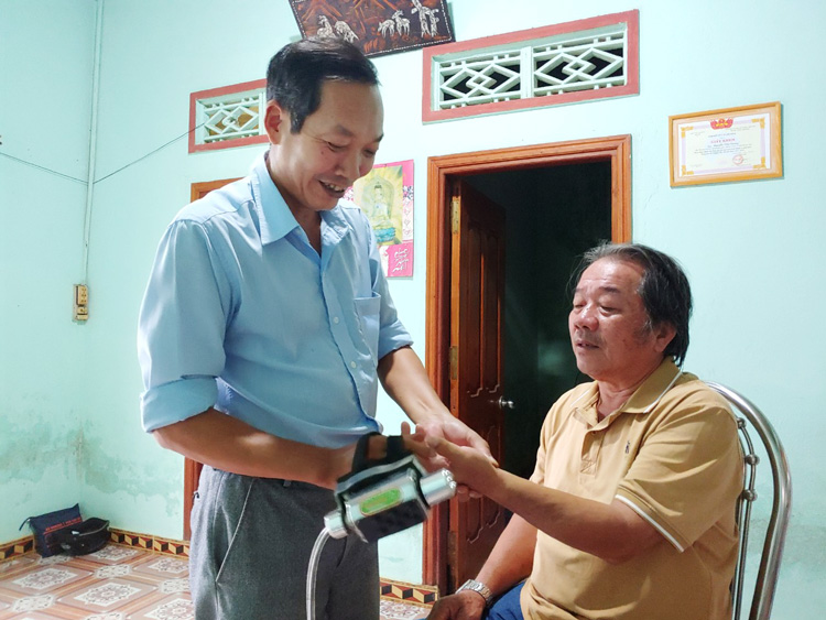Y sĩ Nguyễn Việt Cường chữa bệnh cho nhiều người nghèo bằng tâm, đức của một lương y