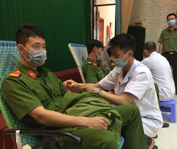 Công an tỉnh hiến máu khắc phục tình trạng khan hiếm máu tại Bệnh viện Đa khoa Lâm Đồng