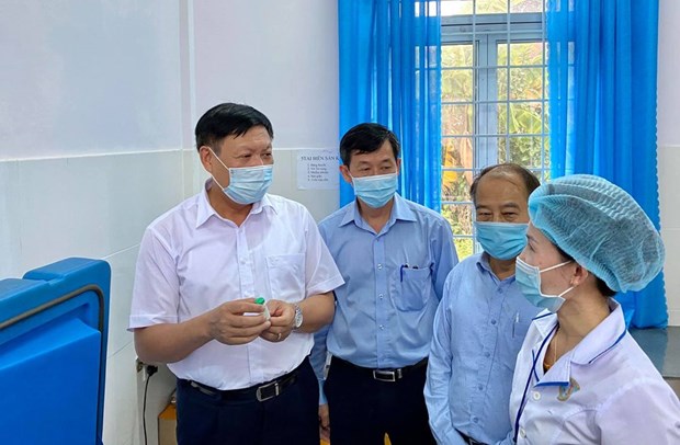 Thứ trưởng Đỗ Xuân Tuyên kiểm tra vắc xin bạch hầu tại Trạm y tế xã Đắk Ruồng