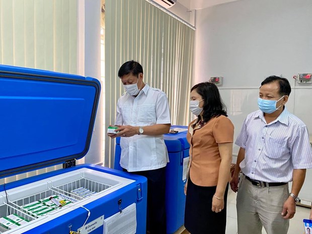 Thứ trưởng Đỗ Xuân Tuyên kiểm tra việc bảo quản vắcxin tại Trung tâm Kiểm soát Bệnh tật tỉnh Kon Tum