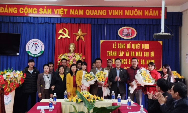 Đồng chí Phạm Triều - Bí thư Huyện ủy Lạc Dương trao Quyết định thành lập Chi bộ Trường THCS-THPT Đạ Nhim