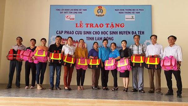LĐLĐ huyện Đạ Tẻh trao cặp phao cho các CĐCS trường học