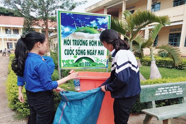 Các em học sinh Trường THPT Chu Văn An tham gia hoạt động thu gom rác thải hàng tuần