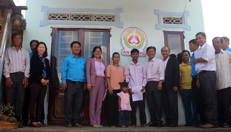 Gia đình bà Ka Trinh cùng chụp hình lưu niệm cùng lãnh đạo Ủy ban MTTQ Việt Nam huyện Đức Trọng, lãnh đạo xã Ninh Gia trước ngôi nhà đại đoàn kết vừa được trao tặng