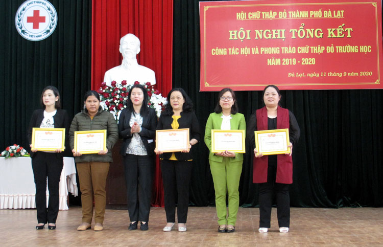 Bà Trần Thị Vũ Loan - Phó Chủ tịch UBND TP Đà Lạt tặng giấy khen của Hội CTĐ Thành phố cho các điển hình tiêu biểu trong Phong trào CTĐ trường học