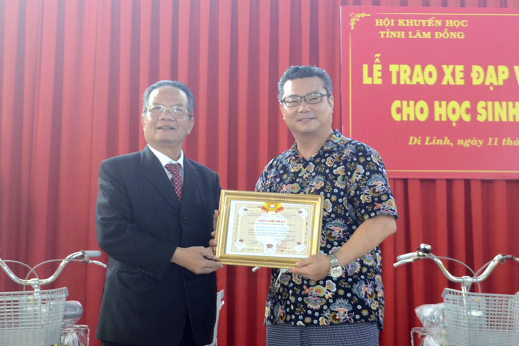 Trao học bổng và xe đạp cho học sinh có hoàn cảnh khó khăn huyện Di Linh