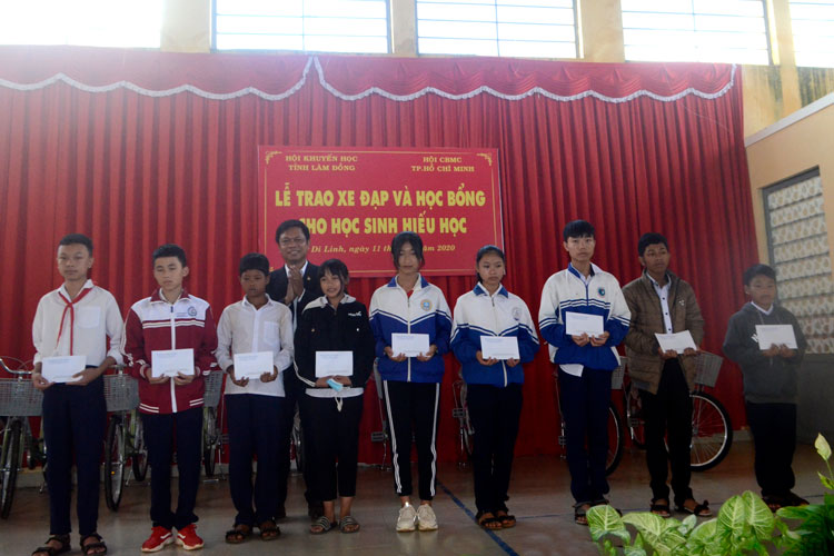 Lãnh đạo huyện Di Linh trao học bổng của Hội Khuyến học tỉnh cho học sinh nghèo vượt kh