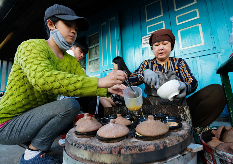 Bánh căn Đà Lạt được nhắc đến rất nhiều ở nước ngoài trong các bài viết về du lịch Việt Nam. Ảnh: GIA THỊNH