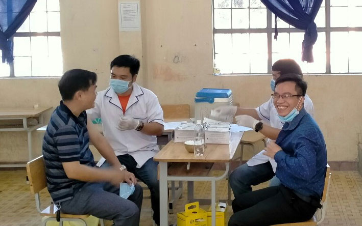 Khám sàng lọc bệnh bạch hầu cho giáo viên Trường THPT Đạ Tông, nơi có 1 học sinh lớp 12 mắc bệnh bạch hầu (nhà ở thôn Đa Tế - xã Đạ M’Rông)