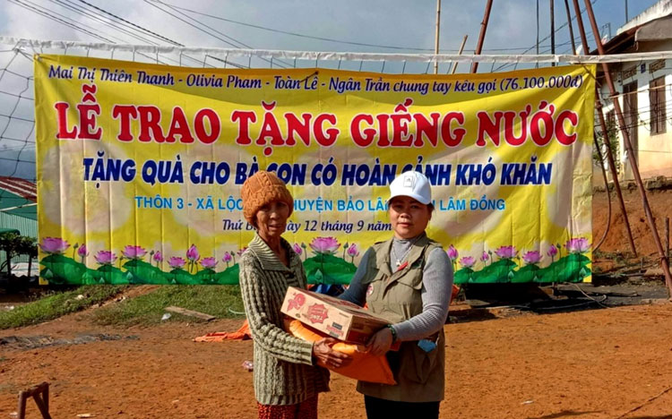 Nhóm từ thiện Nhân Tâm Việt trao tặng quà cho người già neo đơn tại xã Lộc Bảo
