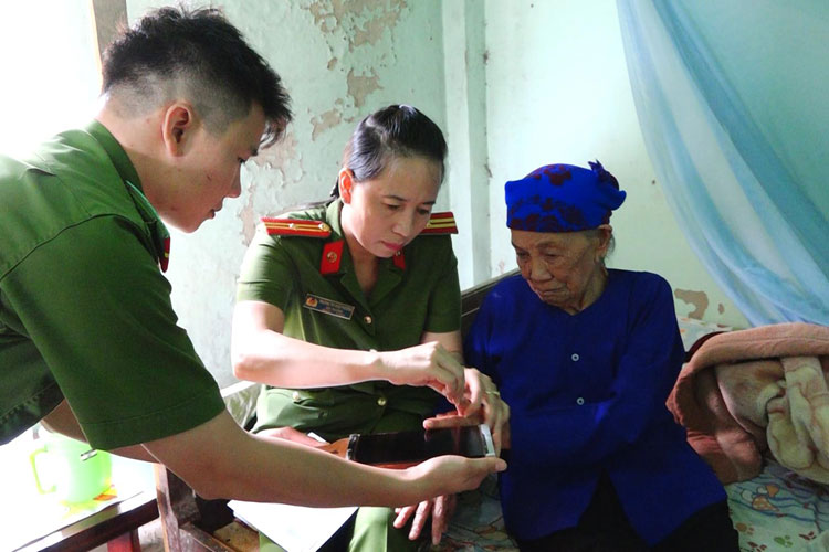 Cán bộ, chiến sỹ Đội QLHC về TTXH Công an huyện Đơn Dương thực hiện các thủ tục cấp, đổi chứng minh nhân dân tại nhà cho các cụ già