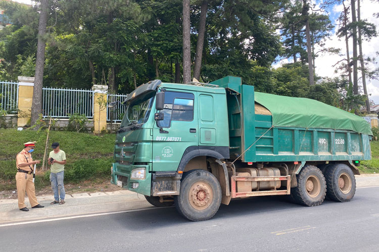 Đội CSGT Công an TP Đà Lạt kiểm tra xe ben có dấu hiệu chở quá khổ, quá tải trên Tỉnh lộ 725, xã Tà Nung
